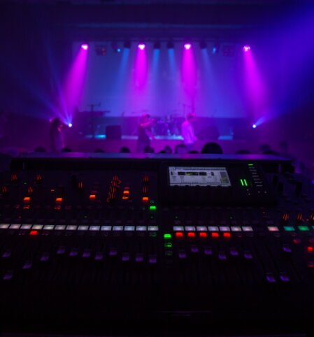 Lighting desk controlling moving lights